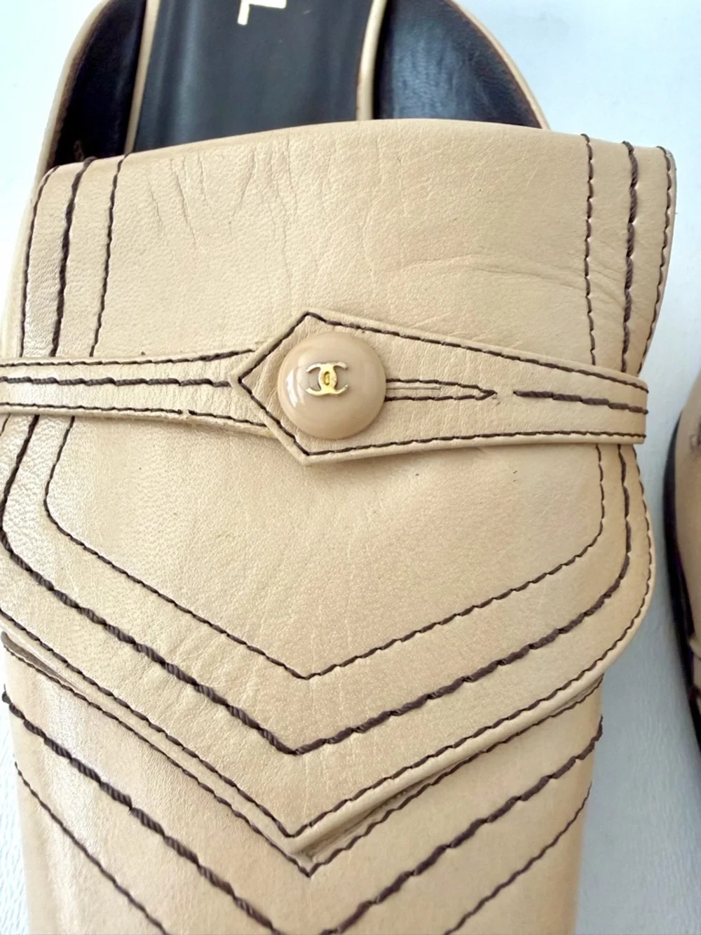 CHANEL‎ | Beige Leather CC Logo Mules Kitten Heel Slides EU 39.5 Y2K Vintage